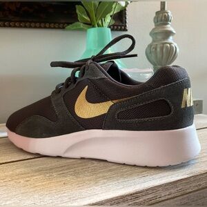 Nike Kaishi Shoes ✨ Size 8.5 Anthracite + Metallic Gold + White | athletic